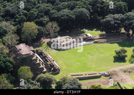 Vue aérienne d'Altun Ha, ruines mayas dans la jungle tropicale du Belize Banque D'Images