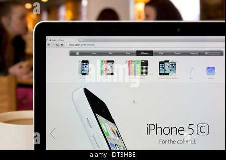 Le site web de l'iPhone Apple shot dans un environnement (usage éditorial uniquement : -Print, télévision, e-book et le comité éditorial du site). Banque D'Images