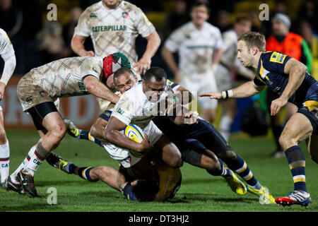 Worcester, Royaume-Uni. 07Th Feb 2014. Vereniki GONEVA (Leicester Tigers) plante à travers les Worcester Warriors défense au cours de l'Aviva Premiership match de rugby entre Worcester Warriors et Leicester Tigers au Sixways Stadium, Worcester : Action Crédit Plus Sport/Alamy Live News Banque D'Images