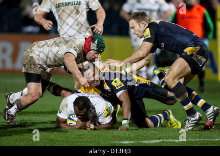 Worcester, Royaume-Uni. 07Th Feb 2014. Vereniki GONEVA (Leicester Tigers) plante à travers les Worcester Warriors défense au cours de l'Aviva Premiership match de rugby entre Worcester Warriors et Leicester Tigers au Sixways Stadium, Worcester : Action Crédit Plus Sport/Alamy Live News Banque D'Images
