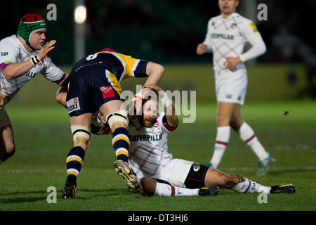 Worcester, Royaume-Uni. 07Th Feb 2014. Rob Hawkins (Leicester Tigers) s'attaque à Jonathan THOMAS (Worcester Warriors) au cours de l'Aviva Premiership match de rugby entre Worcester Warriors et Leicester Tigers au Sixways Stadium, Worcester : Action Crédit Plus Sport/Alamy Live News Banque D'Images