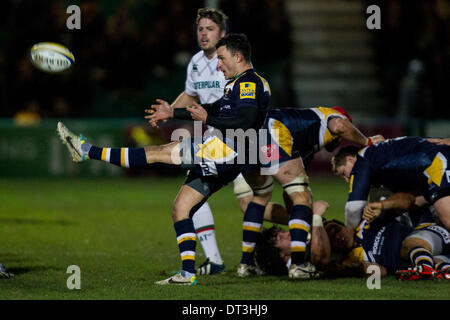 Worcester, Royaume-Uni. 07Th Feb 2014. Jonny ARR (Worcester Warriors) fort les coups de pied au cours de l'Aviva Premiership match de rugby entre Worcester Warriors et Leicester Tigers au Sixways Stadium, Worcester : Action Crédit Plus Sport/Alamy Live News Banque D'Images