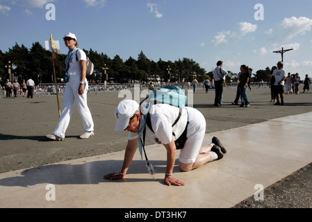 Fatima en pèlerinage au Sanctuaire de Fatima réagit pendant la procession de Fatima au centre du Portugal Banque D'Images