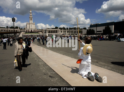 Pèlerins au sanctuaire de Fatima Banque D'Images