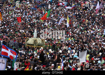 Un demi-million de pèlerins fréquentent un géant de masse en plein air avec le Pape Benoît XVI en sanctuaire de Fatima, Banque D'Images