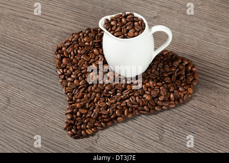 Les grains de café sur la forme en bois hart conte Banque D'Images