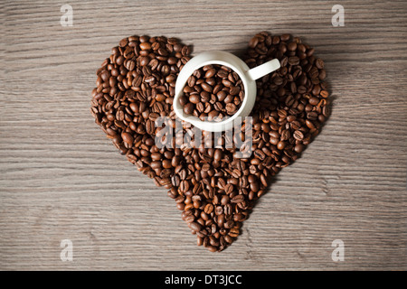 Les grains de café sur la forme en bois hart conte Banque D'Images