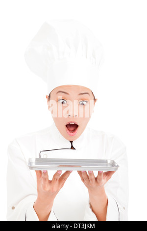 Femme asiatique incroyable chef holding tray on white Banque D'Images