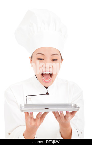 Belle femme crier et chef holding tray on white Banque D'Images