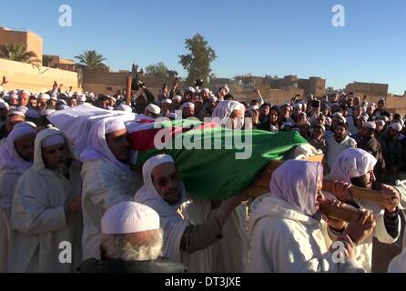 Ghardaia, Algérie. 7 Février, 2014. Des centaines de Musulmans berbères du Mozabite Ibadi sect participer à l'enterrement d'un jeune homme est mort de ses blessures après des affrontements ethniques avec la communauté arabe Chaanba, dans la province de Ghardaia, à 600 km au sud-est de la capitale, Alger (Algérie), le 7 février 2014. Credit : Mohamed KADRI/Xinhua/Alamy Live News Banque D'Images