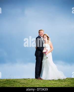 Couple de mariage, Happy Bride and Groom dans l'amour embrassant Banque D'Images