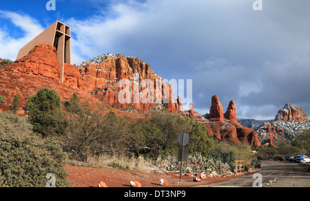 Grande vue sur la route menant à la chapelle de la Sainte Croix à Sedona après une mince couche de neige Banque D'Images