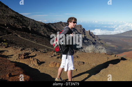 Randonneur sur le sentier des sables bitumineux coulissant au Parc National de Haleakala sur Maui Banque D'Images