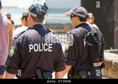 Policiers de Nouvelle-galles du Sud patrouillant à Manly, Sydney pendant l'Open australien de surf, Australie Banque D'Images