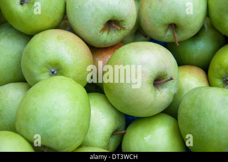 Un tas de pommes vertes Banque D'Images