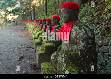 Rangée de Jizo japonais à Nikko, Japon Banque D'Images