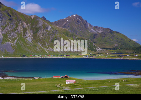 Fjord et pittoresque village de Flakstad sur les îles Lofoten en Norvège Banque D'Images