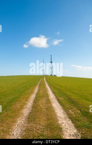 Chemin d'accès à l'eau mâts radio sur le South Downs Way à Beddingham Hill près de Beacon Firle dans l'East Sussex, UK Banque D'Images