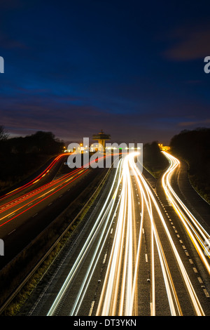Le trafic sur l'autoroute M6 dans le Lancashire près de Forton Service Station Banque D'Images