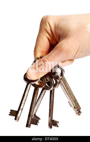 Main tenant un groupe de vieux et Rusty keys isolated on white Banque D'Images