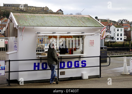 Un homme à la plateau et stand de hot-dog sur le quai à Whitby, North Yorkshire Banque D'Images