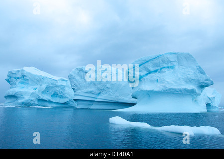 Trois beau bleu cobalt icebergs dans le Canal Lemaire, l'un des points les plus photogéniques de la péninsule Antarctique Banque D'Images