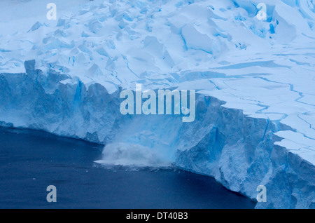 Un glacier énorme le vêlage d'un iceberg. la création d'un bruit assourdissant et 2 mètres de haut, dans l'onde, Paradise Bay dans la péninsule Antarctique Banque D'Images