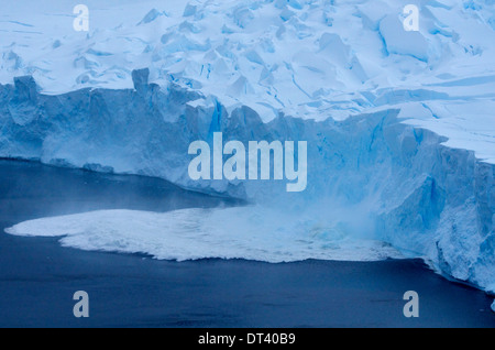 Un glacier énorme le vêlage d'un iceberg. la création d'un bruit assourdissant et 2 mètres de haut, dans l'onde, Paradise Bay dans la péninsule Antarctique Banque D'Images