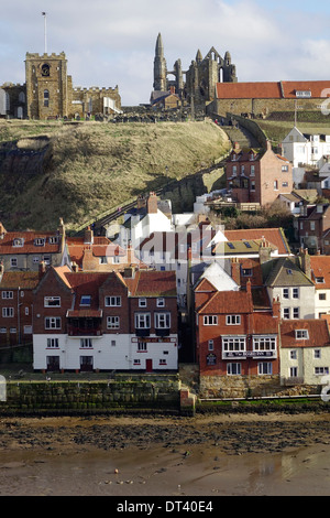 Whitby Harbour avec des chalets sur le côté est de la ville et les gens monter les 199 marches de l'église St Mary Banque D'Images