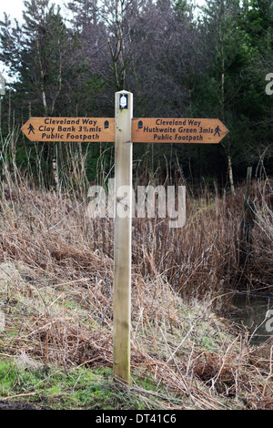 Cleveland Way sentier balise à Carlton pointant à l'Est de banque en argile et à l'ouest d'Huthwaite Green Banque D'Images