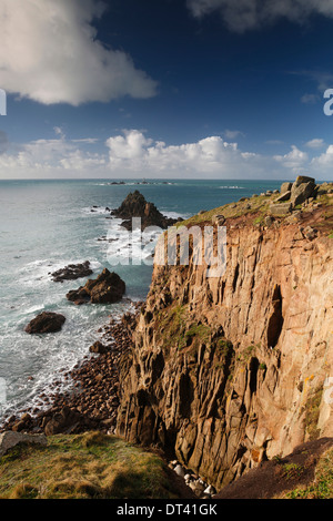 Land's End ; à la recherche vers le phare de Drakkars, Cornwall, UK Banque D'Images