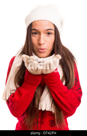 Young Asian woman habillé pour l'hiver qui souffle dans un baiser ou une nouvelle ans tiens Banque D'Images