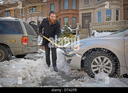 Le rabbin juif religieux hassidique de pelleter de la neige à Crown Heights, Brooklyn, New York Banque D'Images