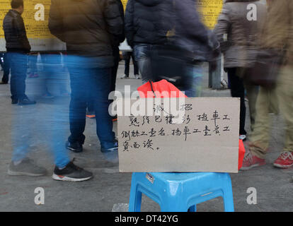 Shanghai, Chine, la Province de Zhejiang. Feb 8, 2014. Un avis d'embauche est placé à un marché du travail de Zhuji City, Zhejiang Province de Chine orientale, le 8 février 2014. Que la Nouvelle Année lunaire chinoise à la fin des vacances, beaucoup de gens ont commencé à chercher d'emploi récemment. © Guo Bin/Xinhua/Alamy Live News Banque D'Images