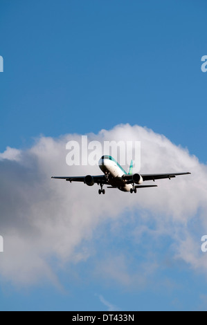 Airbus A320 d'Aer Lingus (EI-CVA) près de l'aéroport de Birmingham, UK Banque D'Images