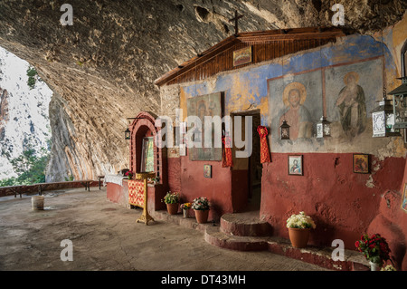 La grotte chapelle de Langadiotissa Langadiotisa dans la gorge, dans les montagnes au-dessus de Taygetos Parori, Laconie, Péloponnèse, Grèce Banque D'Images