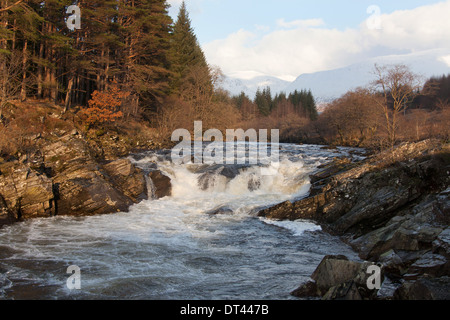 Domaine de Glen Orchy, en Écosse. Vue pittoresque de la chute d'Dubha Easan sur la rivière Orchy passant par Glen Orchy. Banque D'Images