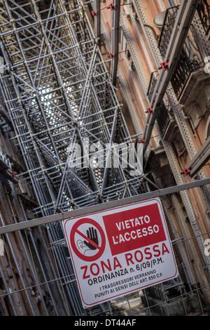 Le 8 février 2014 - L'Aquila, Abruzzo, Italie - un signal ''Rouge'' (Zona Rossa) dans le centre L'Aquila, Italie, le 8 février 2014. Quatre ans après le séisme du 6 avril 2009, L'Aquila centre historique est encore dans un état d'abandon, le processus de reconstruction est lent à l'extérieur de locaux commerciaux et de la ville, églises et monuments sont encore couverte d'échafaudages. (Crédit Image : © Manuel Romano/NurPhoto ZUMAPRESS.com) / Banque D'Images