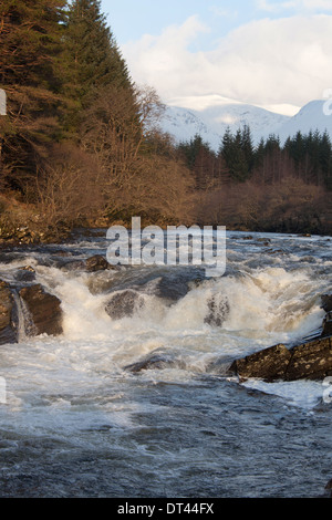 Domaine de Glen Orchy, en Écosse. Vue pittoresque de la chute d'Dubha Easan sur la rivière Orchy passant par Glen Orchy. Banque D'Images