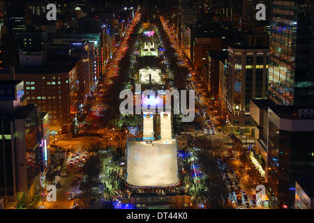 Sapporo, Japon. 8 février 2014. Vue générale de la Sapporo Snow Festival où la cartographie de projection a été utilisé avec grand succès pour project images fantastiques sur une sculpture de glace le mausolée de Itmad-Ud-Daulah d'Agra, Inde à la 65e Sapporo Snow Festival 2014 à Sapporo, Japon. La foule a été diverti par un étonnant spectacle son et lumière avec effets informatisés wizardry et. Crédit : Paul Brown/Alamy Live News Banque D'Images