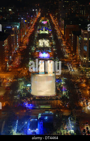 Sapporo, Japon. 8 février 2014. Vue générale de la Sapporo Snow Festival où la cartographie de projection a été utilisé avec grand succès pour project images fantastiques sur une sculpture de glace le mausolée de Itmad-Ud-Daulah d'Agra, Inde à la 65e Sapporo Snow Festival 2014 à Sapporo, Japon. La foule a été diverti par un étonnant spectacle son et lumière avec effets informatisés wizardry et. Crédit : Paul Brown/Alamy Live News Banque D'Images