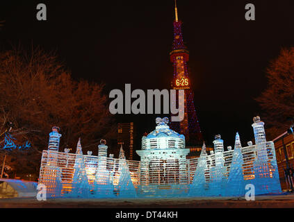 Sapporo, Japon. 8 février 2014. Sculpture de Glace appelé le palais de coeur, qui dispose d''ice statues de fées que sont l'élaboration et à la réalisation de cœurs, symbole de sentiments - sculptures de glace est allé sur l'affichage et n'était allumé avant l'ouverture de la 65e Sapporo Snow Festival 2014 à Sapporo, Japon. Le festival s'ouvre le 5 février et se poursuivra jusqu'à la 11e et est suivi par plus de deux millions de personnes ! Aussi en shot est le tour de Sapporo. Crédit : Paul Brown/Alamy Live News Banque D'Images