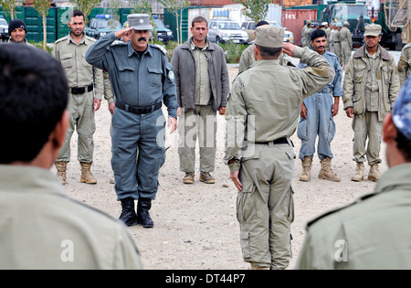 Un agent de police uniforme Afghan salue un policier stagiaire au siège de la police provinciale le 6 novembre 2013 dans Mehtar Lam, province de Laghman, Afghanistan. Banque D'Images