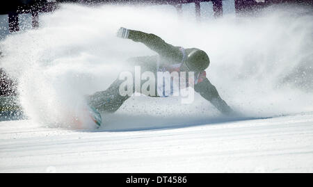 Sochi, Russie. Feb 8, 2014. Eva-lotta Tonteri, Finlande, finir son finall exécuté lors de la le Men's snowboard slopestyle à Rosa Khutor Parc extrême durant les Jeux Olympiques d'hiver de 2014 à Sotchi. Crédit : Paul Kitagaki Jr./ZUMAPRESS.com/Alamy Live News Banque D'Images