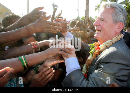 Bangalore, Inde. Le 08 février, 2014. Le Président allemand Joachim Gauck visite le village Muddapur et serre la main avec les villageois près de Bangalore, Inde, 08 février 2014. Gaucke est dans l'Inde sur une visite d'Etat de six jours. Photo : WOLFGANG KUMM/DPA/Alamy Live News Banque D'Images