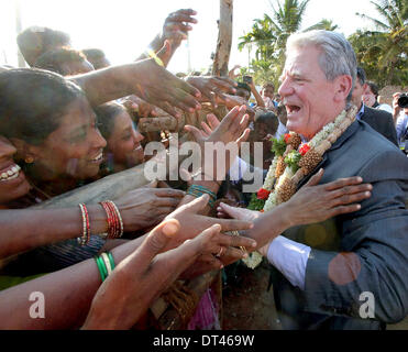 Bangalore, Inde. Le 08 février, 2014. Le Président allemand Joachim Gauck visite le village Muddapur et serre la main avec les villageois près de Bangalore, Inde, 08 février 2014. Gaucke est dans l'Inde sur une visite d'Etat de six jours. Photo : WOLFGANG KUMM/DPA/Alamy Live News Banque D'Images