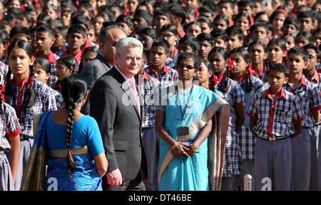 Bangalore, Inde. Le 08 février, 2014. Le Président allemand Joachim Gauck visite l'école secondaire à Bangalore, Inde, 08 février 2014. Gauck est en Inde sur une visite d'Etat de six jours. Photo : WOLFGANG KUMM/DPA/Alamy Live News Banque D'Images