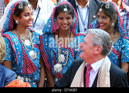 Bangalore, Inde. Le 08 février, 2014. Le Président allemand Joachim Gauck visite l'école secondaire à Bangalore, Inde, 08 février 2014. Gauck est en Inde sur une visite d'Etat de six jours. Photo : WOLFGANG KUMM/DPA/Alamy Live News Banque D'Images