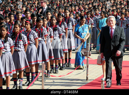 Bangalore, Inde. Le 08 février, 2014. Le Président allemand Joachim Gauck visite l'école secondaire à Bangalore, Inde, 08 février 2014. Gauck est en Inde sur une visite d'Etat de six jours. Photo : WOLFGANG KUMM/DPA/Alamy Live News Banque D'Images