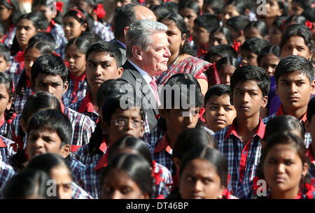 Bangalore, Inde. Le 08 février, 2014. Le Président allemand Joachim Gauck visite l'école secondaire à Bangalore, Inde, 08 février 2014. Gauck est en Inde sur une visite d'Etat de six jours. Photo : WOLFGANG KUMM/DPA/Alamy Live News Banque D'Images